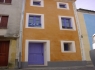 Enduit  à la chaux type Patrimoine finition taloché fin . Encadrements de fenetres a la chaux naturelle.Vigne vierge peinte au pochoir avec pigments naturels sur bandeau mitoyen.