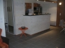 Ensemble décoratif en béton blanc brut de décoffrage et couvertine en pierre du Zimbabwe.