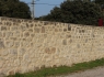 Mur batis en pierres tout venant de Garrigues tallées une face.